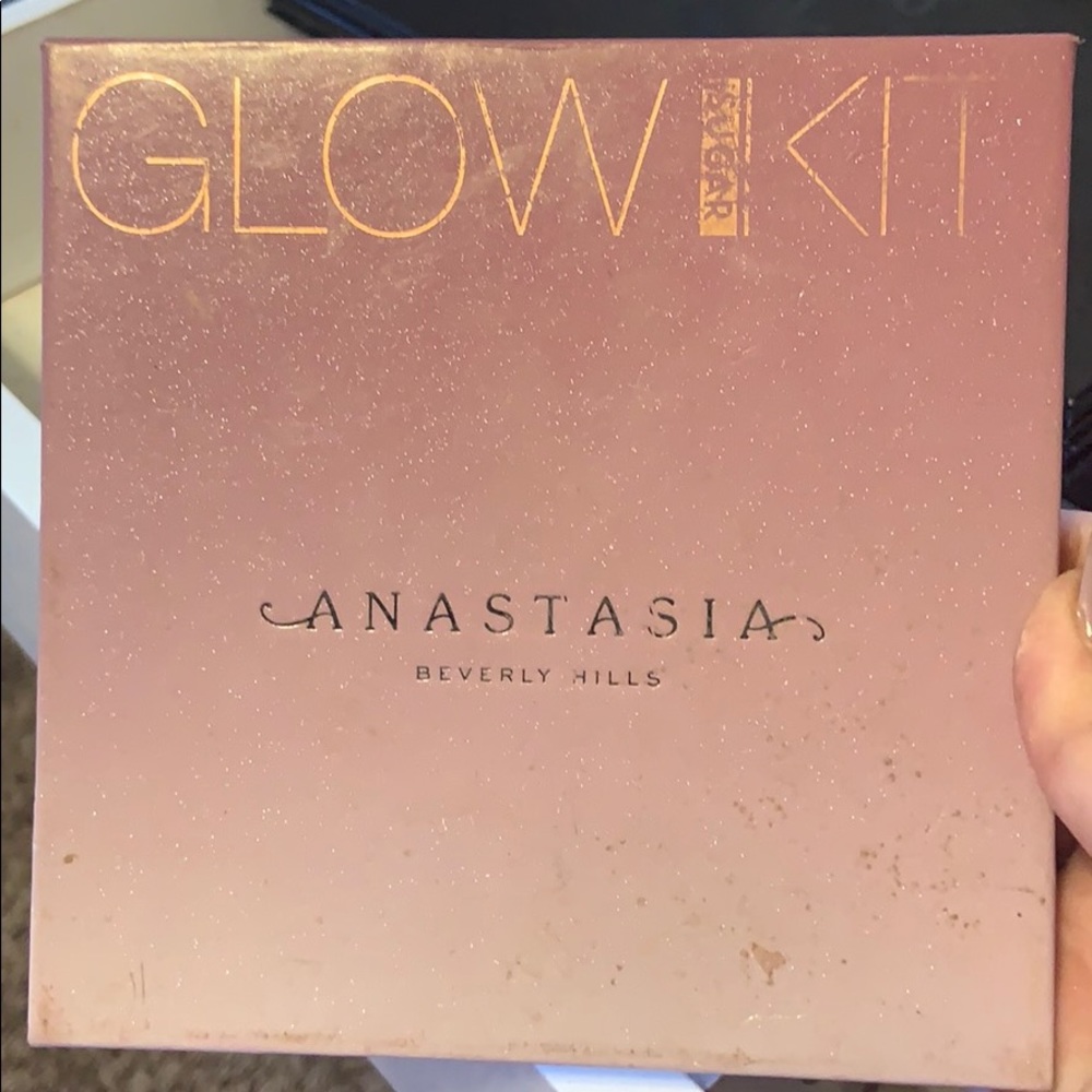 Anastasia Beverly Hills glow sugar highlighter